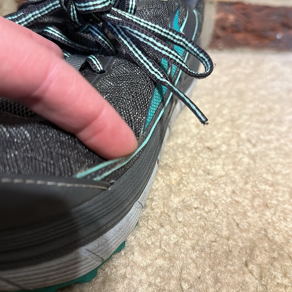 Good condition! Women’s SZ 9 Altra Olympus 2.0. Some wear. See pics. - Picture 7 of 9